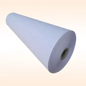 Rolo de papel impresso de plotter branco 60gsm, usado na sala de corte da fábrica de vestuário