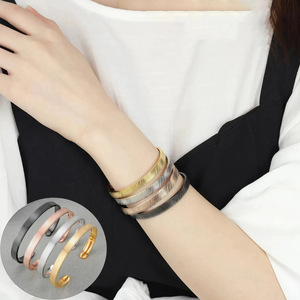 Bracelet en acier inoxydable minimaliste et tendance, ouvert, réglable, anti-allergique, personnalisable avec logo, noms et dates - Product Image 1