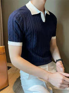 เสื้อโปโลผู้ชายทรงสลิมฟิต แขนสั้น คอวี ผ้าถักลายแจ็คการ์ด ยืดหยุ่นได้ ทันสมัย สีสันใหม่ ดีไซน์บล็อกสี - Product Image 3
