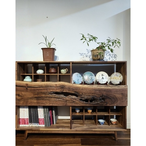 Đen Walnut gỗ rắn lưu trữ tủ hiển thị trường hợp cho phòng khách tự nhiên mảnh duy nhất Bảng điều chỉnh thiết kế giá sách thực tế - Product Image 1