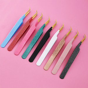 Pinzas de pestañas de punta de fibra de fábrica Pinzas de pestañas de volumen ruso Pinzas de extensión de pestañas curvas Herramientas de extensiones de pestañas - Product Image 1
