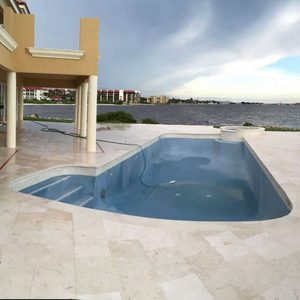 Dalles de sol extérieures en pierre naturelle UnionStone, pierre calcaire beige Myra, finition polie, pour villa, piscine - Product Image 5
