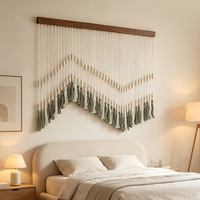 LUOYING EASTERN NATURE Tapisserie murale bohème en macramé en coton avec perles en bois et pompons, décoration de fond pour salon et chambre à coucher