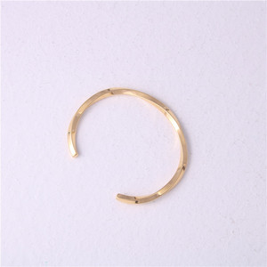 Bracelet en acier inoxydable plaqué or 18 carats sans ternissure avec design torsadé ouvert Viking pour femmes et hommes - Product Image 6