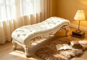 Banco Tapizado de Lujo Color Crema, Otomana de Madera Tallada Estilo Rococó Francés con Detalles en Dorado para Dormitorio - Product Image 6