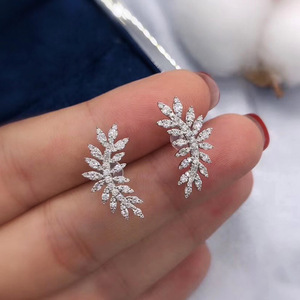 Orecchini a Perno Vintage con Fiori e Piume per Donne, Eleganti Accessori per Orecchie da Indossare Quotidianamente - Product Image 1