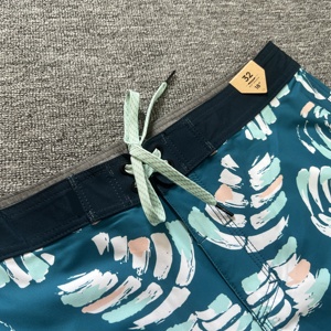 Shorts de bain pour hommes élégants en gros, personnalisables, à séchage rapide pour les vacances et les sports - Product Image 3