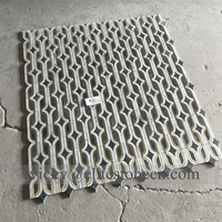 Mosaïque murale moderne de luxe en marbre et laiton à motif interlock pour mur d'accentuation de villa, hôtel, ou crédence de salle de bain