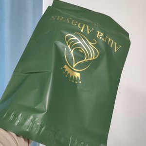 Bolsa de envío de polietileno verde con logo de corona dorada, bolsa de mensajería de polietileno personalizada para embalaje de ropa, abayas y hiyabs para mujeres. - Product Image 1