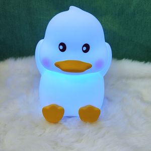Veilleuse en silicone en forme de canard, LED à changement de couleur RGB automatique, lampe de chevet pour enfants, commande tactile, rechargeable par USB avec minuterie de 30/60 minutes - Product Image 2