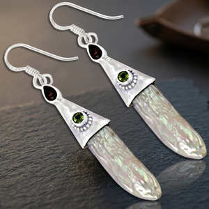 Boucles d'oreilles en argent avec pierres précieuses créées à la main et perlé, grenat et péridot - Product Image 3
