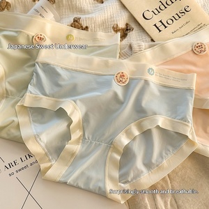 กางเกงในผู้หญิงเอวกลางผ้าไหมไนลอนเนื้อละเอียดบางเบา ระบายอากาศได้ดี ป้องกันแบคทีเรีย ผลิตจากผ้าไหมมัลเบอร์รี่ เหมาะสำหรับใส่ทุกวัน - Product Image 4