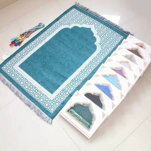 YASEEN Nuevo Tapete de Oración Arqueado de Chenilla Lavable de Pelo Corto 70x110cm, Set Islámico con Caja de Regalo de Lujo Tasbih - Product Image 1