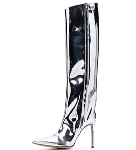 Botas de tacón de aguja puntiagudas de cuero con estampado de serpiente en pintura metálica láser dorada y plateada, diseño largo, botas de moda de invierno con estampado de serpiente - Product Image 2