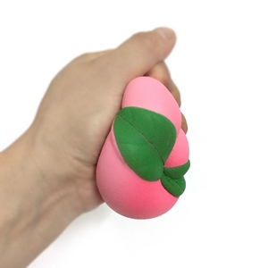 ของเล่นที่บีบมือรูปลูกพีชสีชมพูอ่อนน่ารักทำจากหนัง PU ขนาดใหญ่10ซม. สำหรับเด็กใช้กดเล่นแบบช้าๆเพื่อลดความดัน - Product Image 4