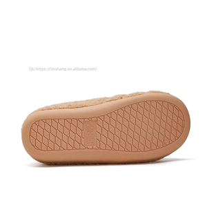 Nouvelles arrivées : Pantoufles en fourrure à semelle TPR pour femmes, pantoufles en peluche de gros pour femmes avec matériaux de haute qualité - Product Image 6
