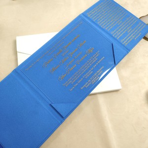 Invitaciones de Boda de Terciopelo Azul Cielo, Juego de Tarjetas de Invitación Acrílicas con Lámina Dorada, Monograma Personalizado, Páginas Interiores Editables, Diseño Único para Matrimonio - Product Image 4