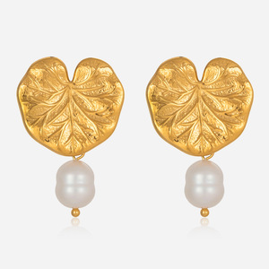Pendientes de perlas de agua dulce con forma de hoja de loto, con pasadores de acero inoxidable para mujer, para uso diario. - Product Image 1