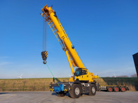 Grue sur pneus hydraulique XCR55L5 de 55 tonnes avec une hauteur de levage maximale de 57,1 m, grue tout-terrain