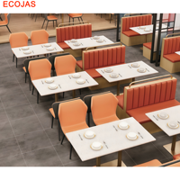 Ensemble de banquettes et de chaises de restaurant colorées avec revêtement orange et tables à manger blanches