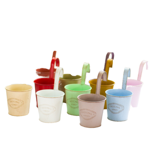 Macetas Colgantes de Metal Modernas con Gancho, Maceteros Vintage de Hierro en Tonos Pastel para Barandilla de Balcón, Valla de Jardín, Decoración Interior y Exterior - Product Image 1