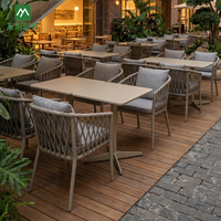 Ensemble de table et chaises de salle à manger en rotin d'extérieur en gros, chaise à structure en aluminium et table carrée pour restaurants et cafés commerciaux