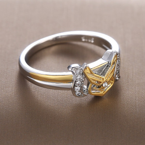 Anello a Stella da Donna, Bicolore, Forma di Stella, Aperto e Regolabile, Gioiello Minimalista Chic per Uso Quotidiano - Product Image 2