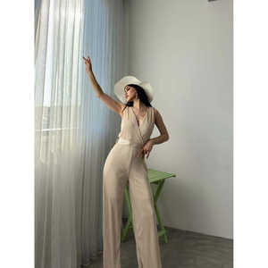 Mono minimalista de mujer con cuello en V, cinturón, efecto arrugado, cintura alta, crepé transpirable, ropa de playa DO - Product Image 1