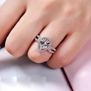 F1198 Anello di fidanzamento da donna con diamante sintetico taglio a pera romantico e pietre laterali per gioielli da matrimonio - Product Image 3