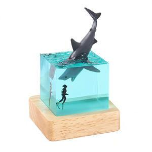 Etechan - Pisapapeles de Resina con Forma de Tiburón, Cubo de Agua Transparente, Base de Madera, Luz LED, Decoración de Escritorio, Regalo - Product Image 2