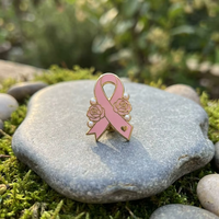 Pin de solapa de metal esmaltado con logotipo personalizado, sin MOQ, con cinta rosa, diseño floral de flor de cerezo y rosa, con motivos de esperanza y medicina