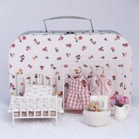 Diorama de chambre miniature, valise vintage, lit en métal, robe florale, ourson en tissu gingham, vase à tulipes, décoration d'intérieur, ornement, cadeau