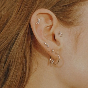 Pendientes de joyería Plata de Ley 925 Pendientes curvos de tuerca en capas de diamantes delicados chapados en oro de 14 quilates - Product Image 4