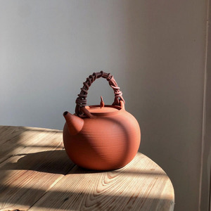 Théière artisanale en argile rouge de 500 ml, compatible flamme directe, avec poignée en rotin tressé, pour le chauffage de l'eau et le service traditionnel du thé - Product Image 1