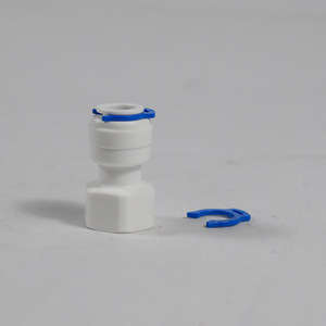 Conector para Purificador de Agua 3 en 1 de Conexión Rápida, Rosca Interna Recta, Grado Alimenticio, Compatible con Tubería de PE - Product Image 1