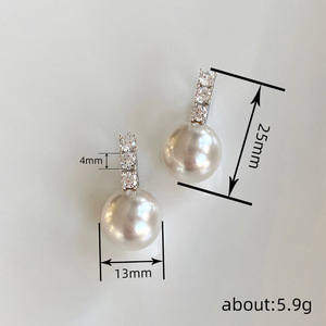 Orecchini Geometrici con Perle Lucide, Eleganti e Delicati, Gioielli alla Moda, Accessorio Minimalista per Uso Quotidiano - Product Image 3