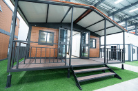 Casa Contenedor Expandible de Doble Ala Premium con Acabado de Madera, Cabaña Prefabricada para Jardín, Casa de Huéspedes o Resort con Techo a Dos Aguas