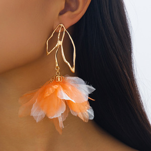 Boucles d'oreilles tendance transfrontalières à pampilles personnalisées en forme de fleur et de feuille, idéales pour les femmes au quotidien, pour les fêtes et les occasions spéciales. - Product Image 1