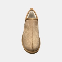 Chaussons d'hiver chauds à bout fermé pour homme, design confortable à enfiler, dessus en daim de vache, doublure en fausse fourrure, semelle légère antidérapante en EVA