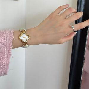 Orologio al quarzo impermeabile da donna in pelle di mucca con quadrante <span class=keywords><strong>Vintage</strong></span> retrò a quattro foglie di lusso classico e leggero - Product Image 2