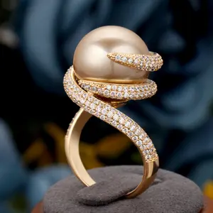 Zircon cubique antique avec conception de bague de doigt de perle d'imitation pour les femmes mariage bijoux Vintage femme luxe bijoux à la mode
