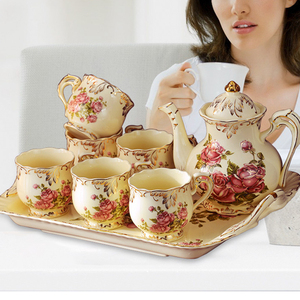 <span class=keywords><strong>Set</strong></span> <span class=keywords><strong>da</strong></span> Tè e <span class=keywords><strong>Caffè</strong></span> in Porcellana di Lusso Stile Reale Europeo con Motivi Floreali Colorati e Piattino - Product Image 1