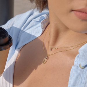 Collier à double couche doré avec épingle de sûreté et détails en strass pour femme, idéal pour le quotidien ou comme cadeau, bijou fantaisie - Product Image 3