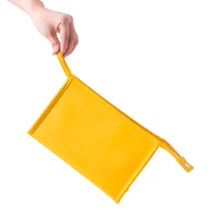 กระเป๋าเครื่องสำอาง PU สีสันสดใสกระเป๋าสตางค์แฟชั่นแบบปรับแต่งได้พร้อมซิปสำหรับการเดินทางกันน้ำ