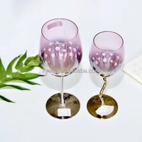 Ensemble de verrerie en verre épais avec base torsadée dorée, verres à vin, verres à boire, gobelets pour la dégustation et les mariages