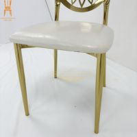 Chaise de salle à manger élégante en fer électroplaqué or, dossier ajouré floral, assise blanche, pour mariage, événement, hôtel