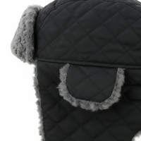 Chapeau trappeur matelassé rétro nordique |   Coque en nylon résistant à l'eau et oreillettes en polaire rabattables.