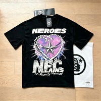 Streetwear tricoté vintage inspiré avec graphismes lettrés audacieux, en tissu de coton respirant pour homme, pour un style rébelliant et remarquable.