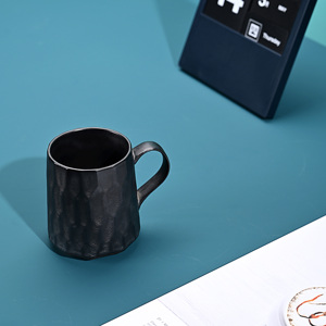 Tasse à <span class=keywords><strong>eau</strong></span> à bord géométrique moderne en argile créative effet métal noir avec fond de sable exposé poterie ronde en céramique pour boire - Product Image 5