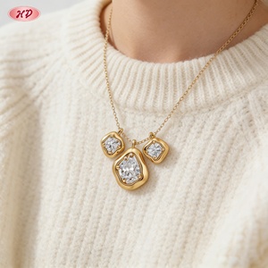 Collier tendance en laiton et zircon avec pendentif fleur, plaqué or 18 carats pour femme - Vente en gros de bijoux - Product Image 6